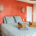 Les Volets Violets Bed and Breakfast 3*