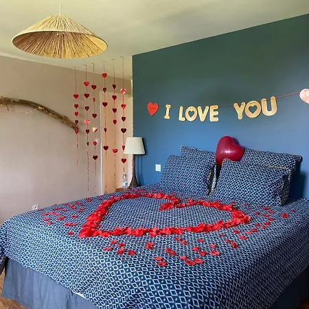 Les Volets Violets Bed & Breakfast *
