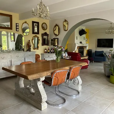 Les Volets Violets 3*