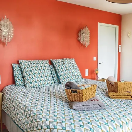 Les Volets Violets Bed & Breakfast *