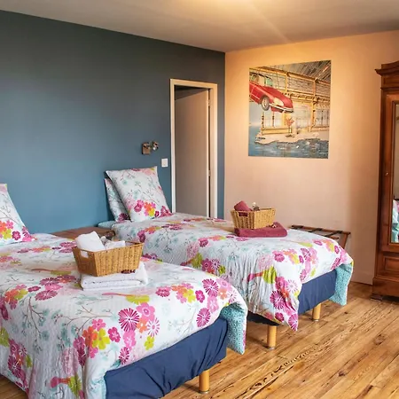 Les Volets Violets Bed & Breakfast *