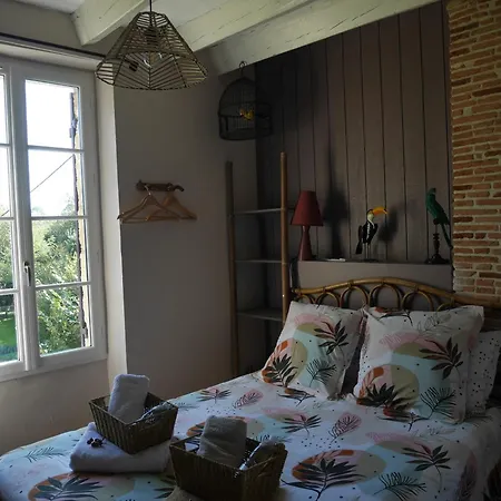 Bed & Breakfast Les Volets Violets *