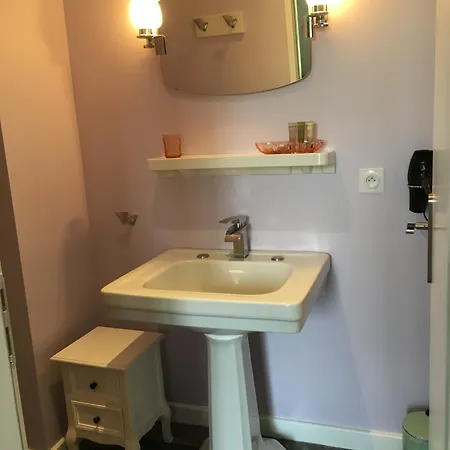 Les Volets Violets Bed & Breakfast