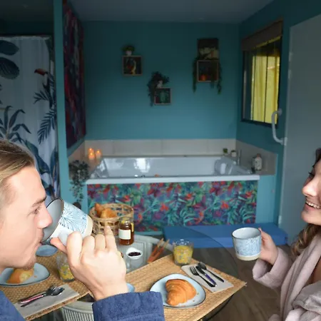 Les Volets Violets Bed & Breakfast