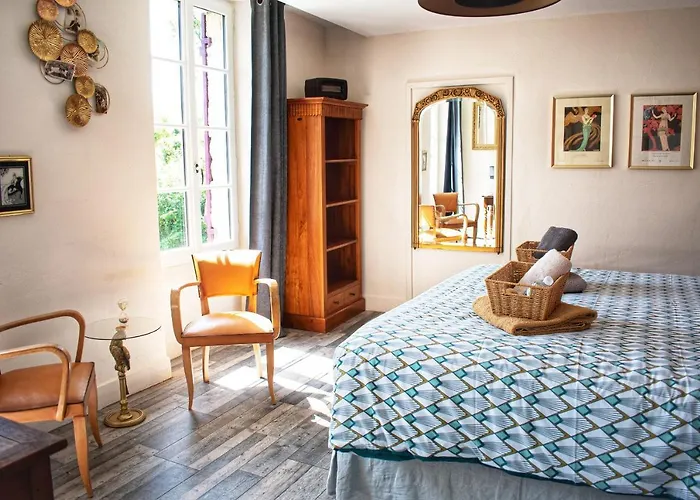 Les Volets Violets 3* 살레