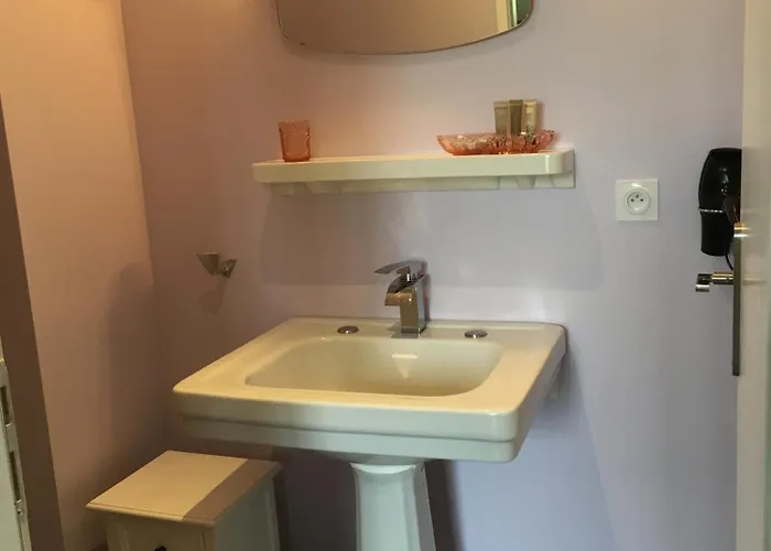 Les Volets Violets Bed & Breakfast